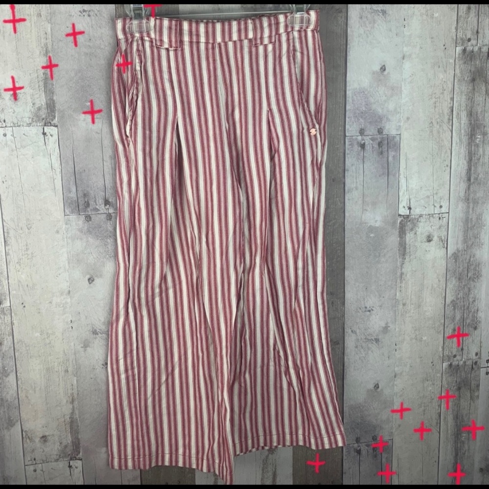 Volcom red and white striped cropped pants 4/6
